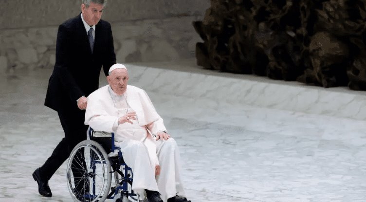 El dolor de rodilla no da tregua a Papa Francisco aparece en silla de ruedas