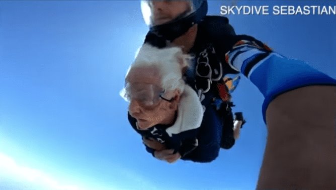 Mujer cumple 100 años y salta en un paracaídas
