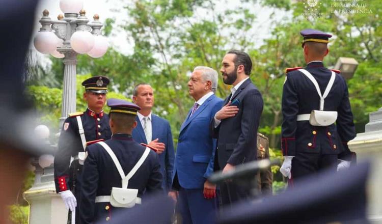 Recibe Nayib Bukele a AMLO en la Casa Presidencial 