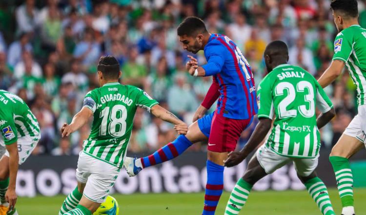 Barcelona reconoce con “pasillo a Real Betis tras ganar Copa del Rey