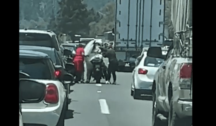 Motociclista da ‘aventón’ a novia atrapada en el tránsito vehicular en la México-Toluca