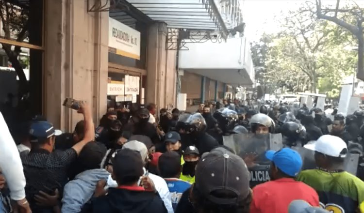 Enfrentamiento entre pepenadores y antimotines en Guadalajara deja 67 detenidos y 7 lesionados