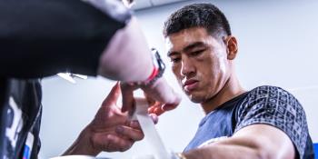 Dmitry Bivol abre la puerta a una revancha con "El Canelo"