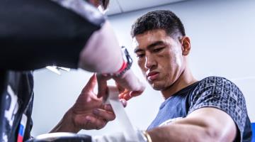 Dmitry Bivol abre la puerta a una revancha con "El Canelo"