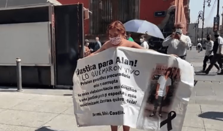 Aprovecha Día de las Madres para protestar desnuda frente a Palacio Nacional