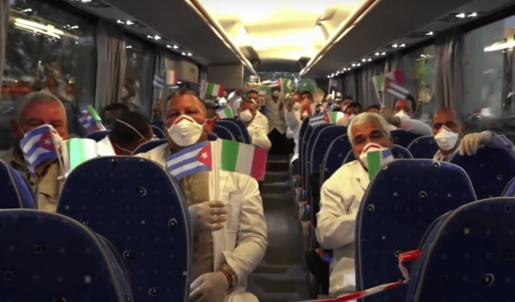 Médicos de México protestan contra decisión de AMLO de contratar personal de salud cubano