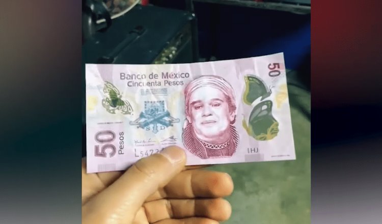 Joven recibe billete de 50 pesos con la cara de Juan Gabriel