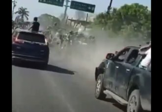 Pobladores a bordo de camionetas "corretean" a convoy de militares en Michoacán