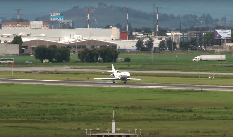 Retira DEA avión del aeropuerto de Toluca, tras cancelación de su lugar de estacionamiento