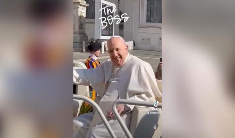 Bromea Papa con seminaristas; pide tequila para curar dolor en la rodilla