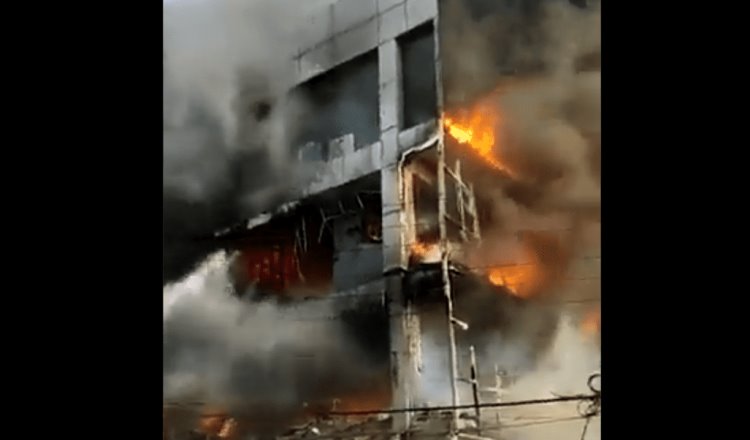 Incendio en edificio comercial en India deja al menos 26 muertos y 12 heridos