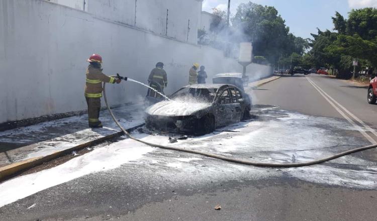 Se incendia auto en Tabasco 2000 y cierran circulación por riesgo