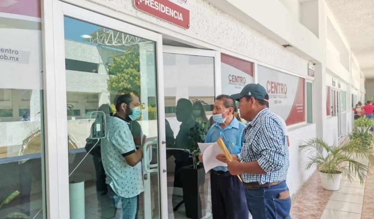 Entregan habitantes de Tamulté de las Sabanas minuta de elección de nuevo delegado