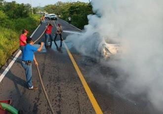 Se incendia taxi en Emiliano Zapata