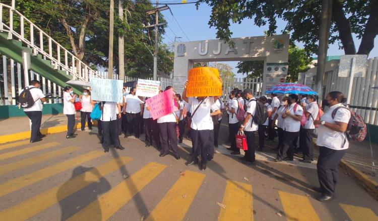 Estudiantes de enfermería de la UJAT bloquean acceso a Zona de la Cultura, ante problemática para realizar sus prácticas