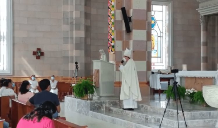 Oficia obispo de Tabasco misa en honor a las enfermeras y enfermeros del estado