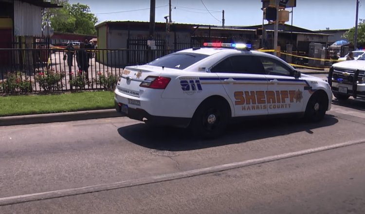 Dos personas muertas y tres lesionados deja tiroteo en un mercado de Texas 