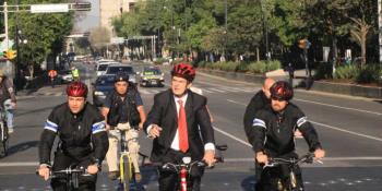 Marcelo Ebrard llega en "bici" al evento del Día del Maestro en Palacio Nacional