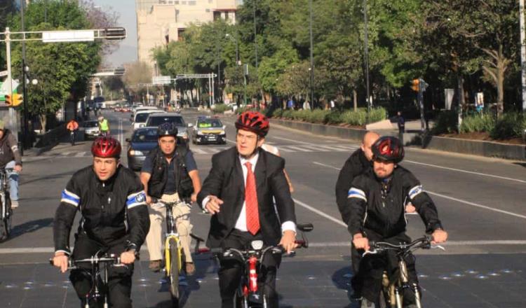 Marcelo Ebrard llega en “bici” al evento del Día del Maestro en Palacio Nacional