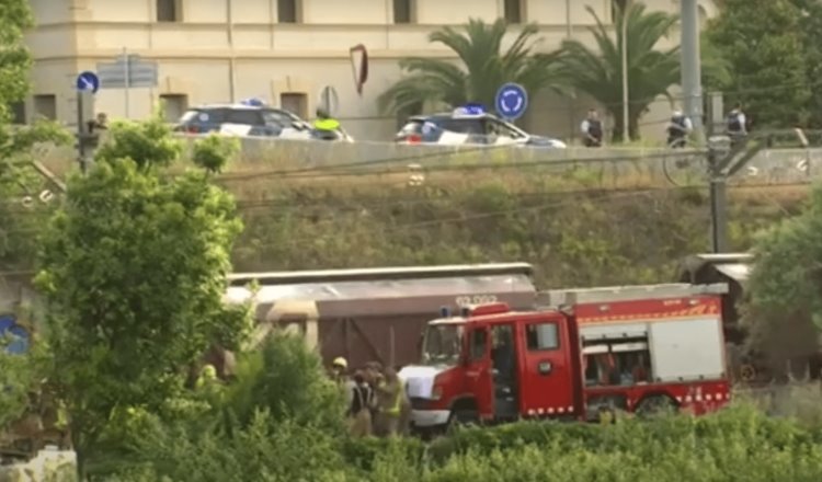|VIDEO|Choque entre tren de mercancía y de pasajeros deja 1 muerto y 80 heridos en Barcelona