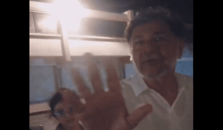 Graban a Fernández Noroña en sala VIP de aeropuerto y confrontando a “youtuber” 