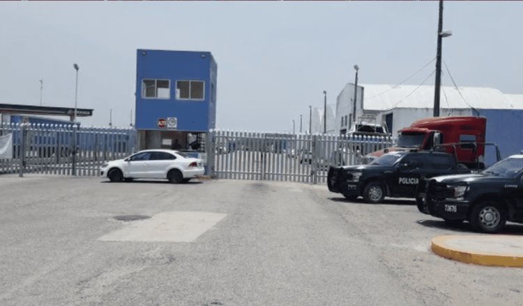 Persiguen policías tráiler robado y se esconde en parque industrial de Anacleto Canabal