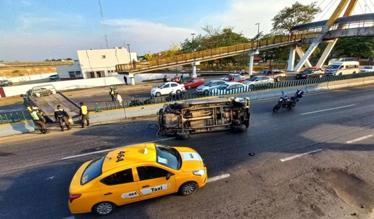 Vuelca camioneta de funeraria en Ruiz Cortines y conductor se da a la fuga