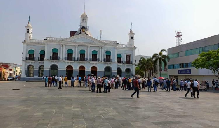 Se plantan extrabajadores frente a Palacio de Gobierno