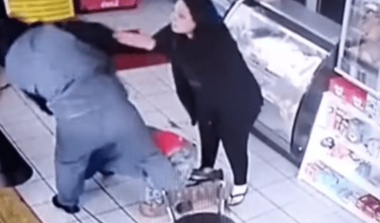 Mujer en Brasil le propina una paliza a su acosador