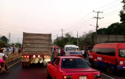 8 heridos deja choque entre combis en la Villahermosa-Teapa