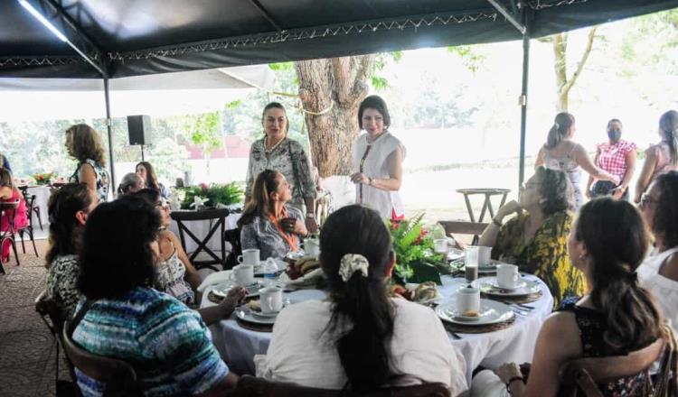 Sostiene presidenta del DIF-Tabasco encuentro con esposas de notarios del país