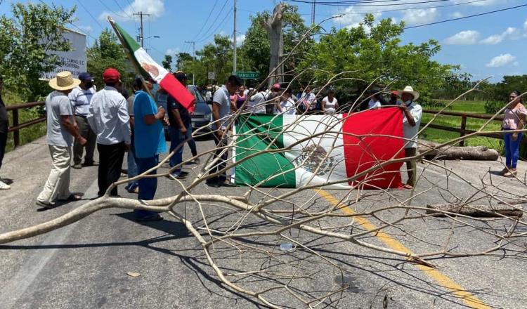 Indígenas bloquean acceso a zona Yokot´an en Tamulté de las Sabanas, inconformes por designación de delegados