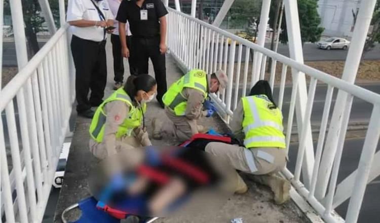 “Abuelita” cae en puente de Ruiz Cortines… en Villahermosa