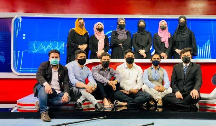 Obligan talibanes a conductoras de noticias a cubrir sus rostros en televisión