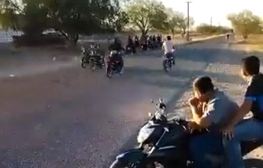 IMPACTANTE| Dos jóvenes pierden la vida al chocar de frente en carrera clandestina de motocicletas