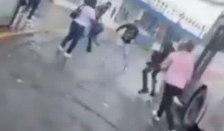 VIDEO  |  Chofer de camión defiende a mujer de un asalto en Monterrey