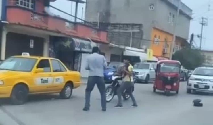 En plena calle, taxista y motociclista se agarran a golpes en Villahermosa