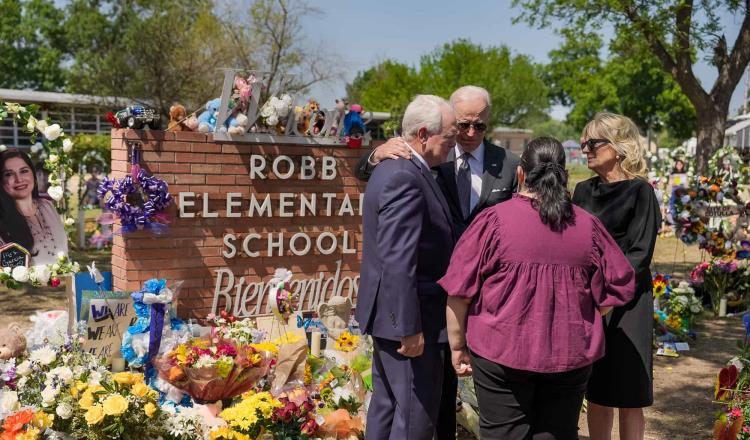 Biden y su esposa visitan escuela donde murieron 19 niños y dos maestras