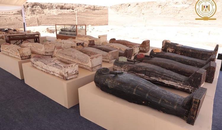 Hallan en Egipto 250 sarcófagos y 150 estatuas de bronce con más de 2 mil 500 años de antigüedad