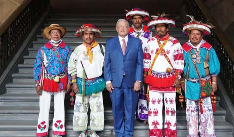 López Obrador se reúne con comunidad wixárika en Palacio Nacional