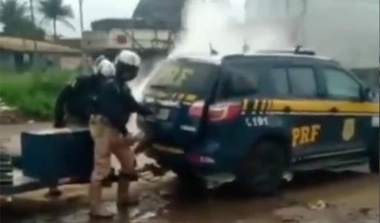 Policías en Brasil encierran a hombre en cajuela tras rociarle gas pimienta y muere por ahogamiento