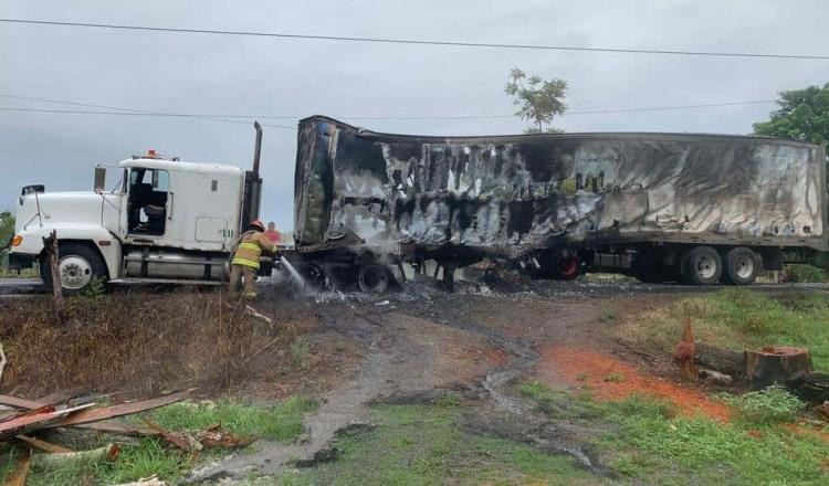 Se incendia tráiler tras enredarse con cables de alta tensión en Corregidora