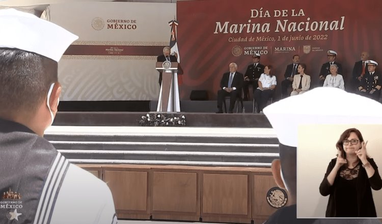 Celebra López Obrador el Día de la Marina