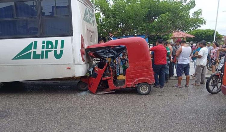 Choca pochi contra autobús en Tamulté de las Sabanas