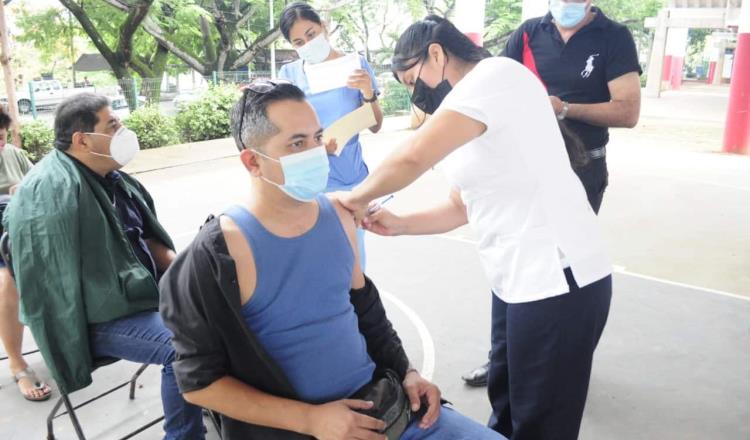 Mantiene Secretaría de Salud programa de  vacunación en Centro