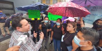 Protestan profesores de inglés; Setab les adeuda 4 quincenas