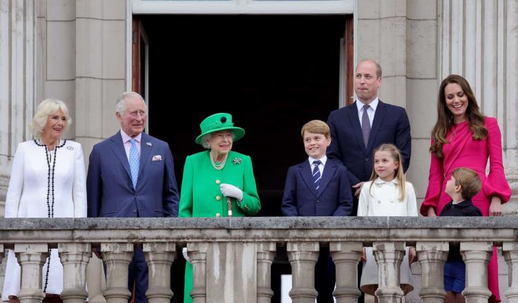 Reina Isabel II aparece de “sorpresa” para clausurar festejos por su Jubileo de Platino