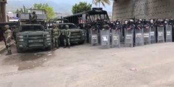 Pobladores retienen a militares y policías en Petaquillas, Guerrero