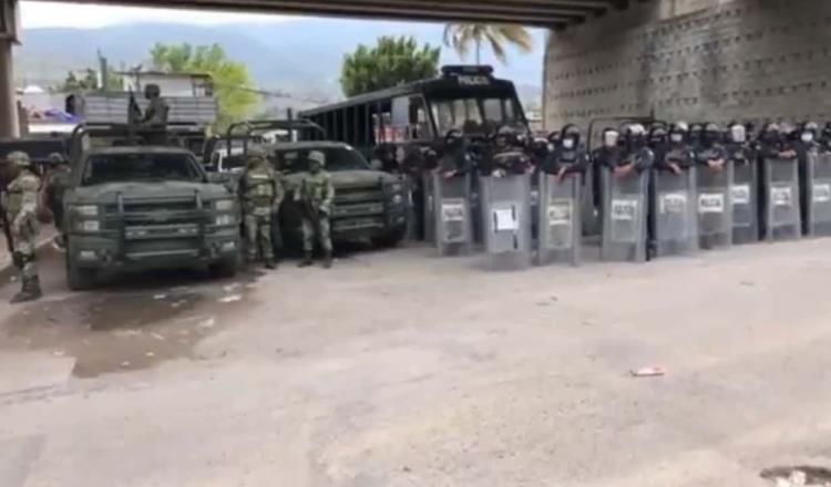 Pobladores retienen a militares y policías en Petaquillas, Guerrero