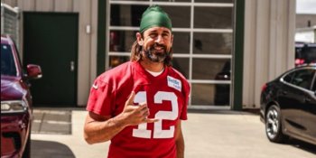 Aaron Rodgers no pone fecha de retiro, pero se queda en los Packers